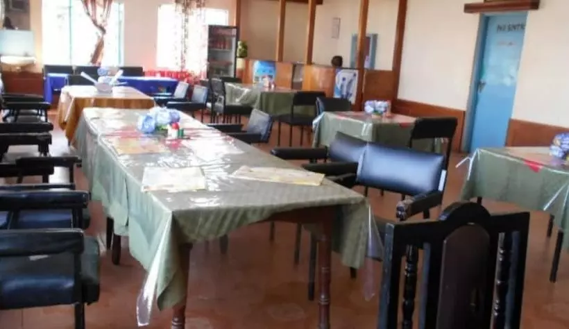 پانسیون Trailer Safari Inn