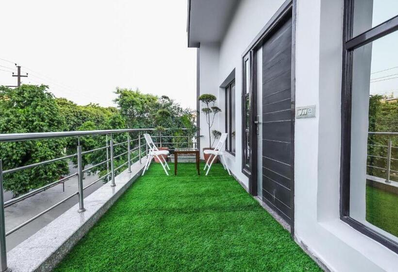 Pensão Vizima Palace Near Wave City Center Metro Station