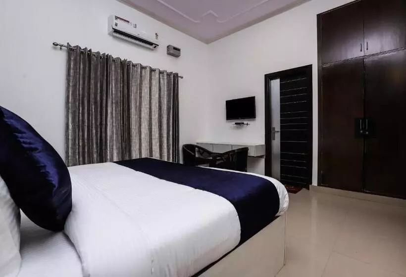 پانسیون Vizima Palace   Near Wave City Center Metro Station