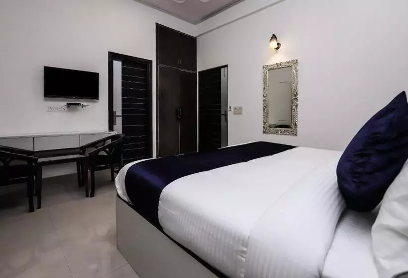 پانسیون Vizima Palace   Near Wave City Center Metro Station