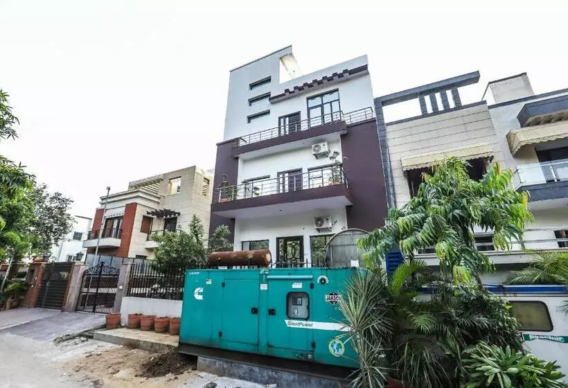 پانسیون Vizima Palace   Near Wave City Center Metro Station