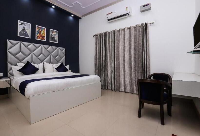 Pensão Vizima Palace Near Wave City Center Metro Station