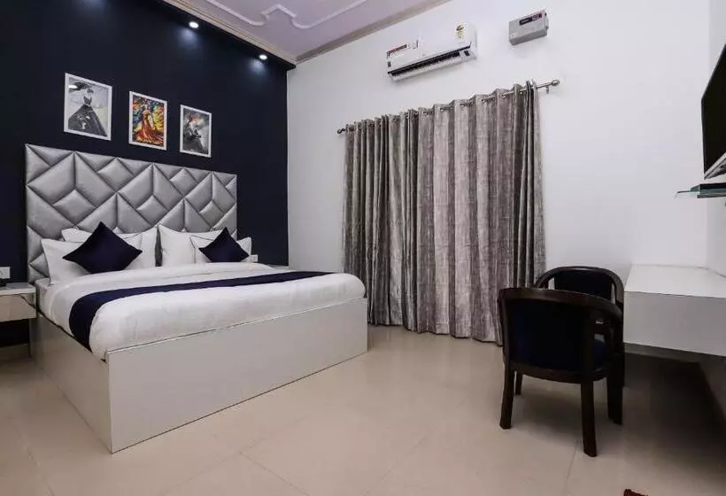 پانسیون Vizima Palace   Near Wave City Center Metro Station