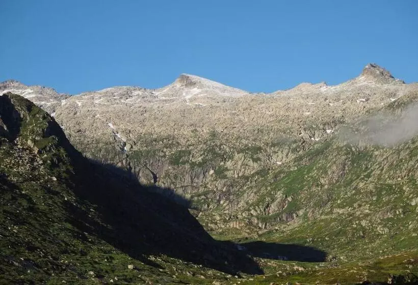 Refuge Des étangs De Bassiès   Hostel