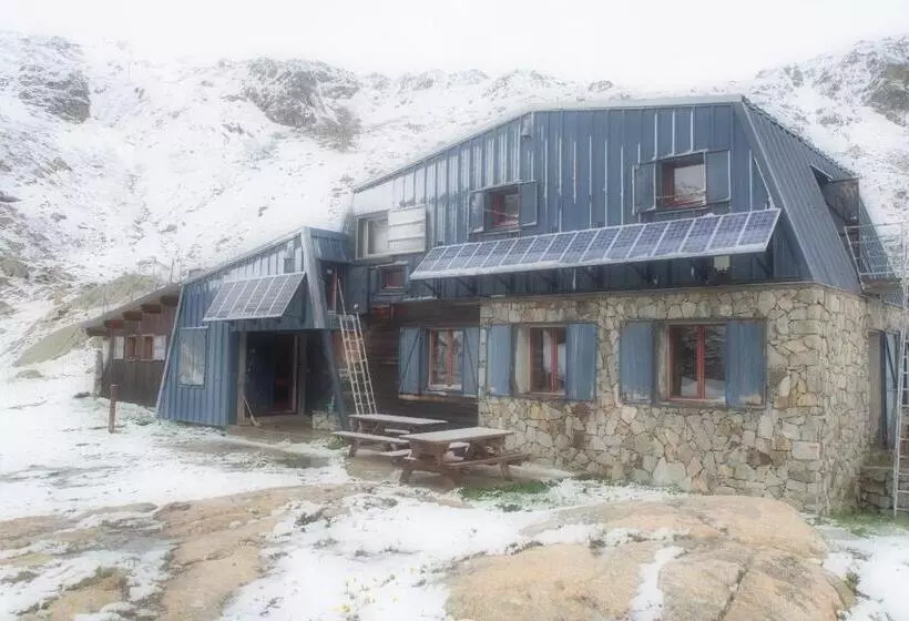 Refuge Des étangs De Bassiès   Hostel