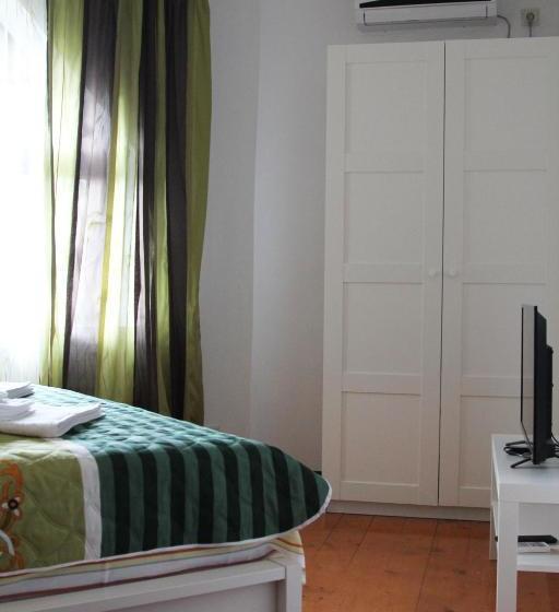 پانسیون Aksis House