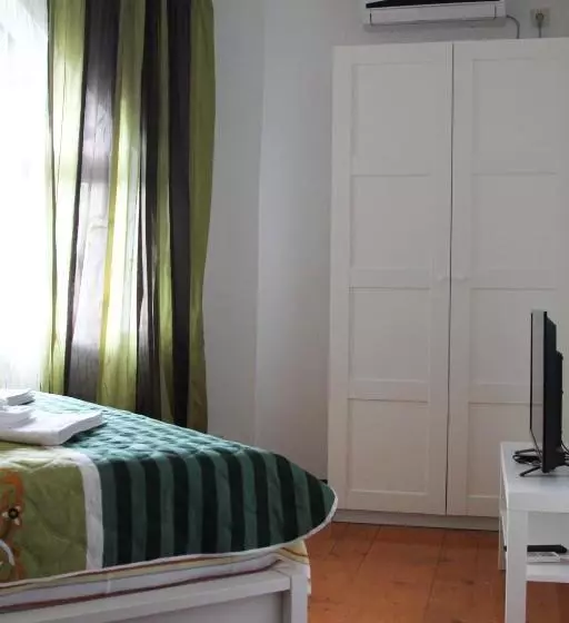 پانسیون Aksis House