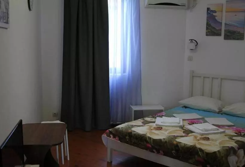 پانسیون Aksis House