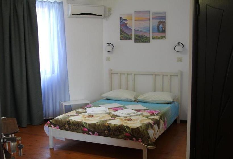 پانسیون Aksis House