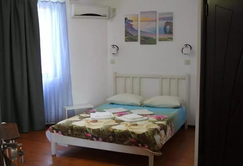 پانسیون Aksis House