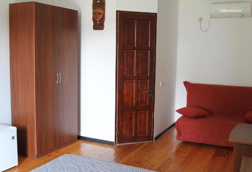 پانسیون Aksis House