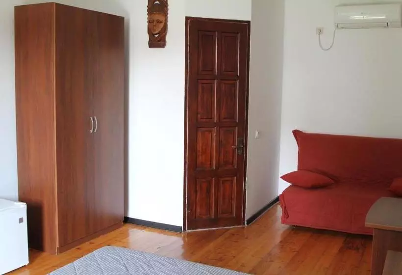 پانسیون Aksis House