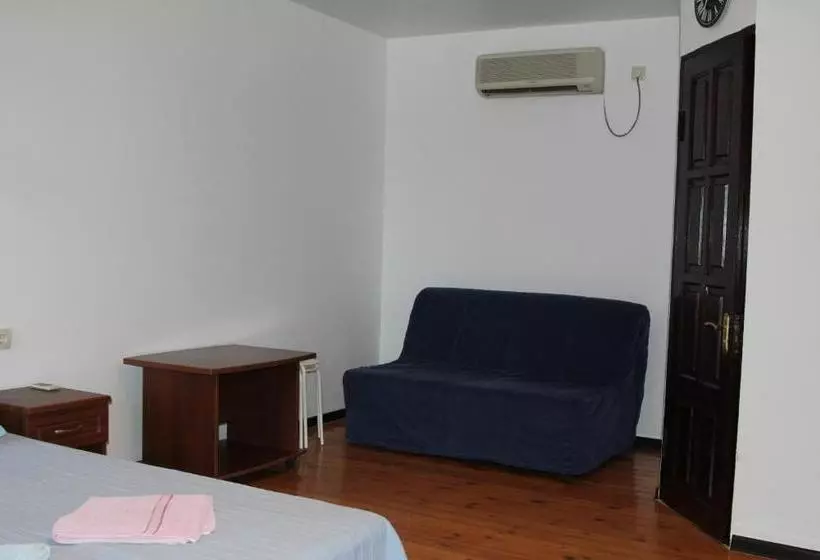 پانسیون Aksis House