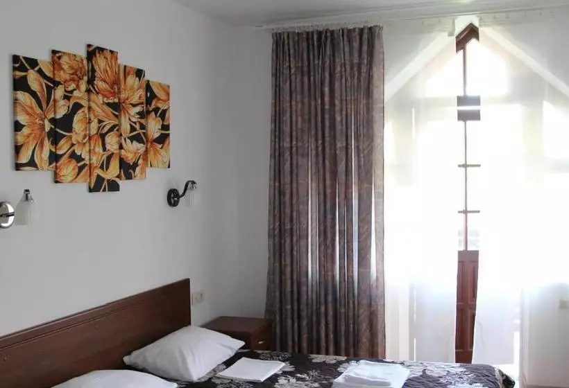 پانسیون Aksis House