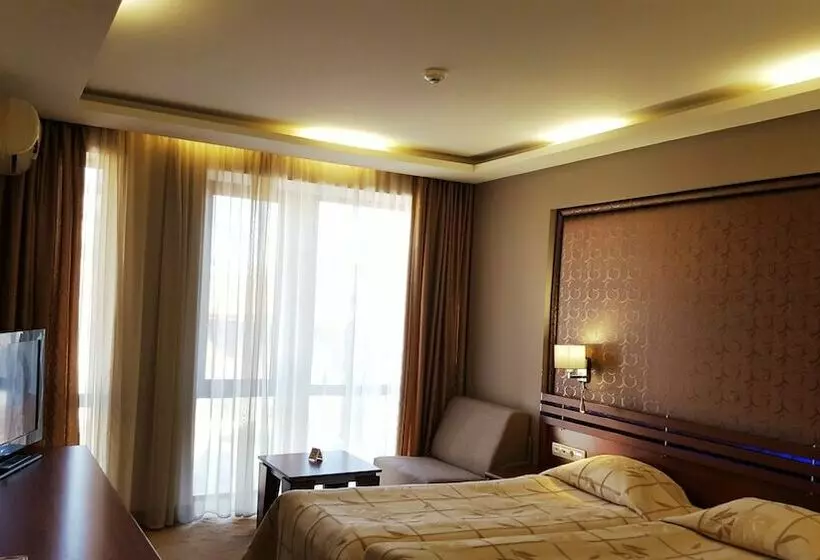 Hotelli National Palace