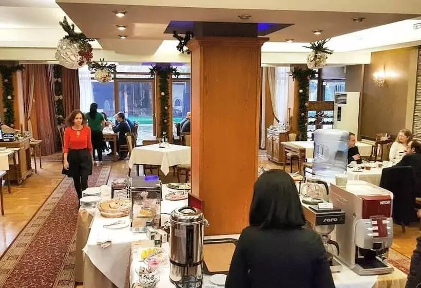 Hotelli National Palace