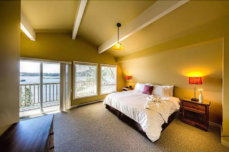 Majatalo Gowlland Harbour Resort