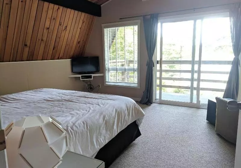 Majatalo Gowlland Harbour Resort