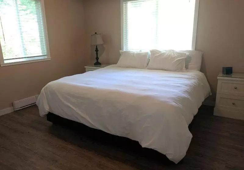 Majatalo Gowlland Harbour Resort