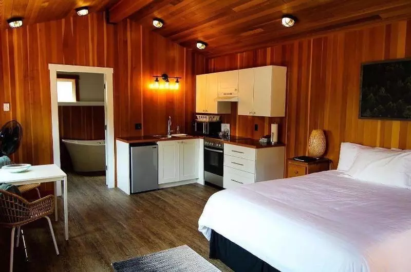 Majatalo Gowlland Harbour Resort