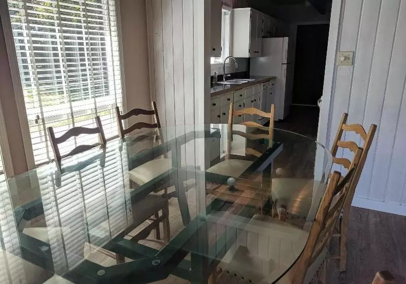 Majatalo Gowlland Harbour Resort