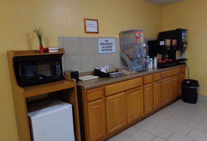 בית מלון כפרי National 9 Inn