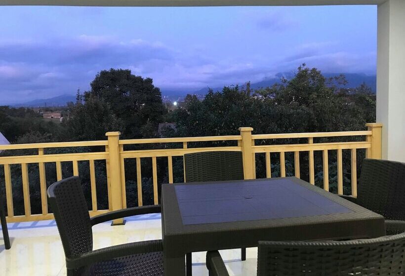 پانسیون Topical House