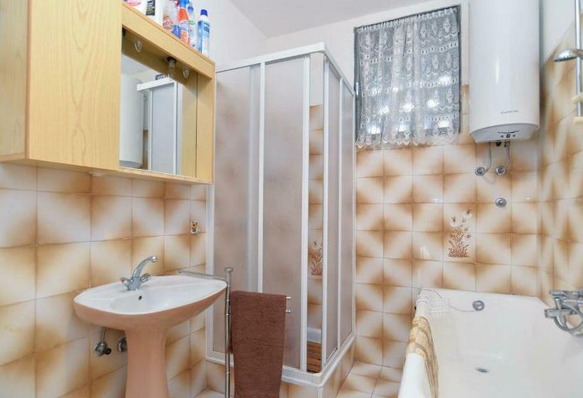 Apartment With Nice Terrace 684