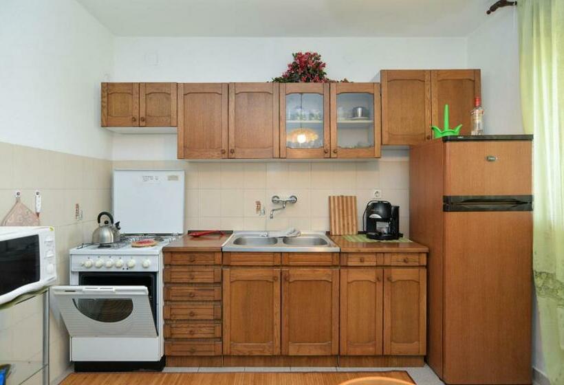 Apartment With Nice Terrace 684