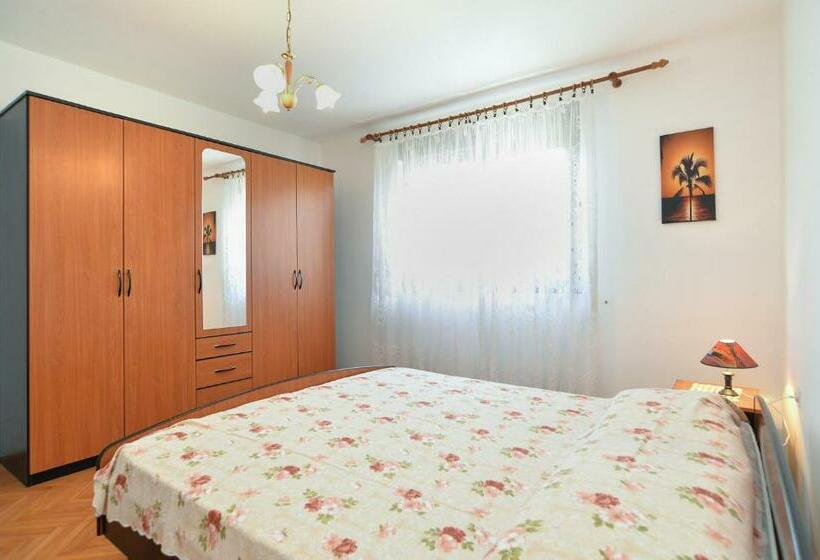 Apartment With Nice Terrace 684