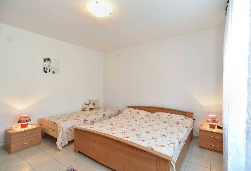 Apartment With Nice Terrace 684