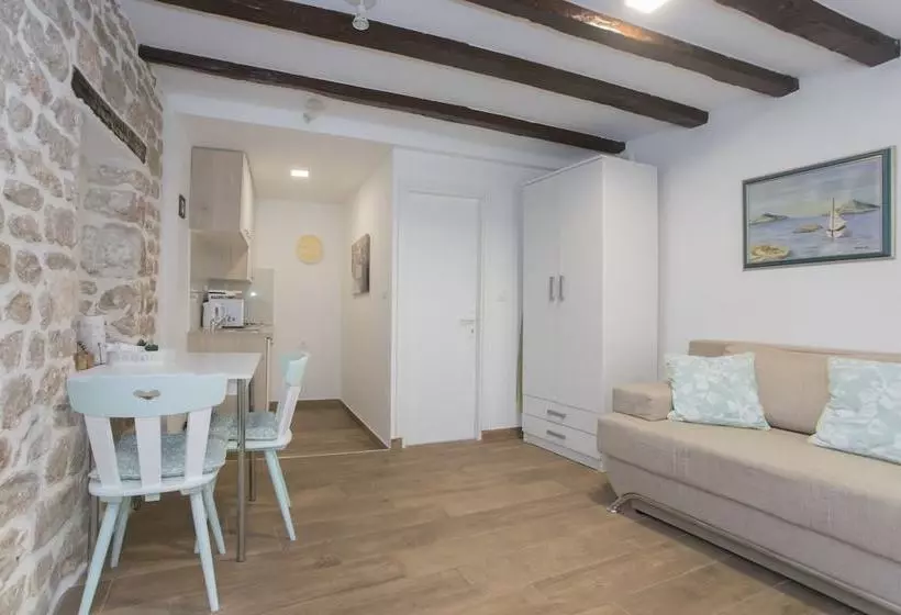 Aurum Apartment