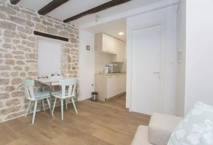 Aurum Apartment