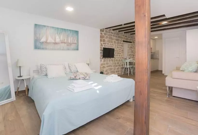 Aurum Apartment