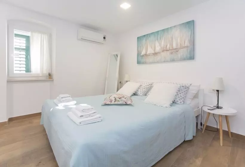 Aurum Apartment