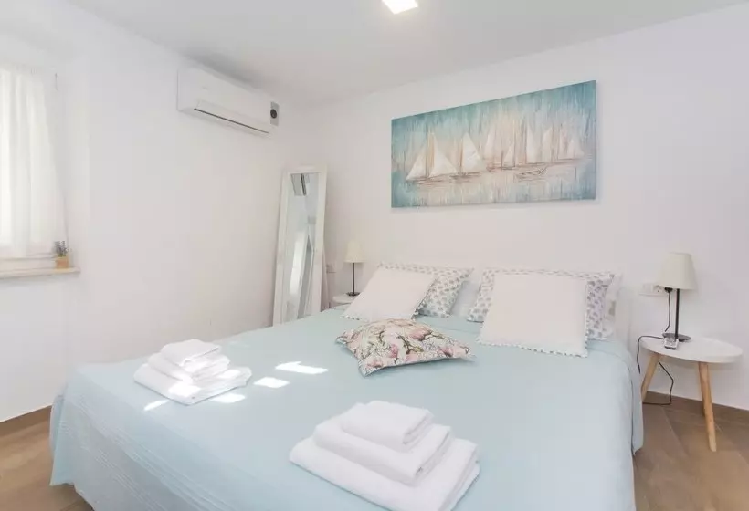 Aurum Apartment