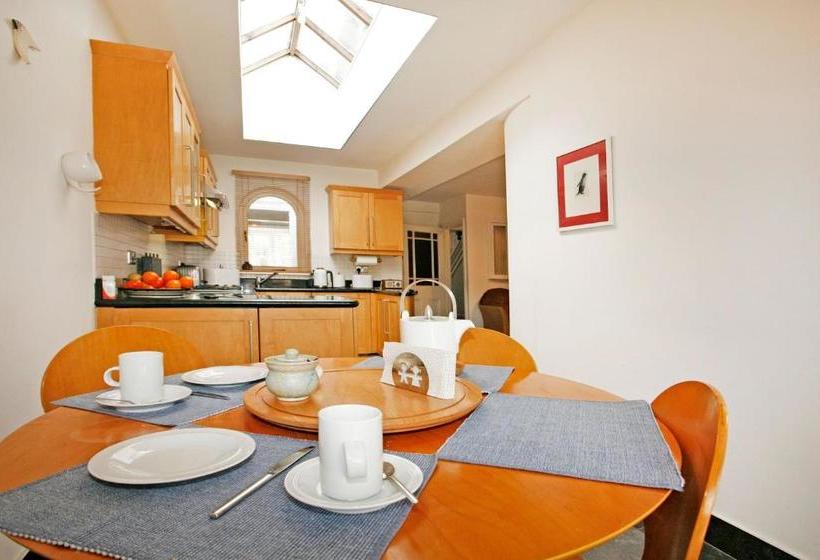 مبيت وإفطار The Red Door