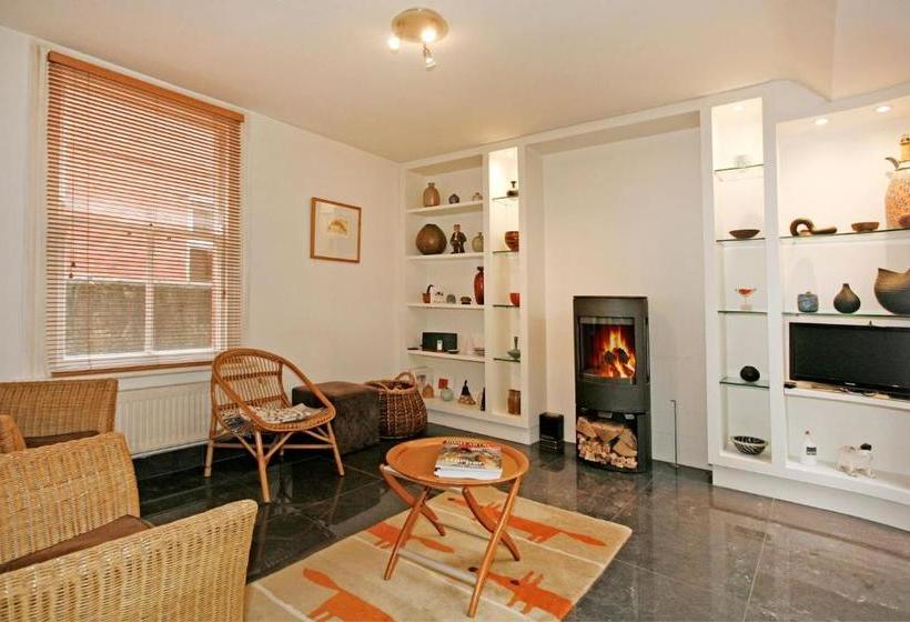 مبيت وإفطار The Red Door