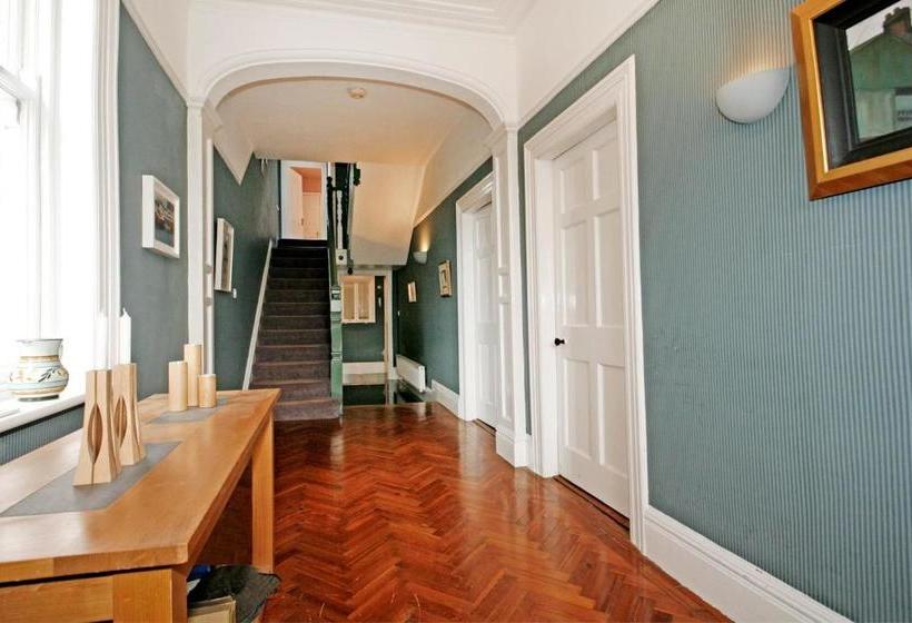 مبيت وإفطار The Red Door