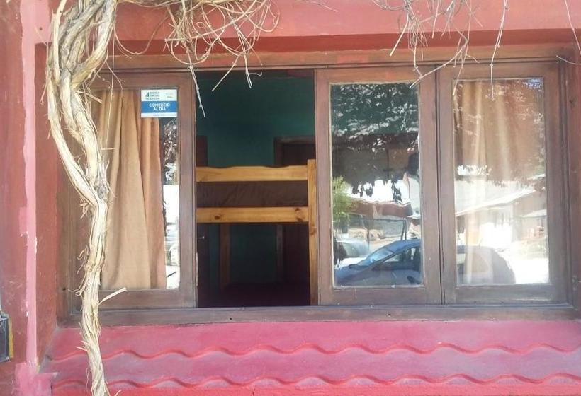 تختخواب و صبحانه Pura Vida Hostel