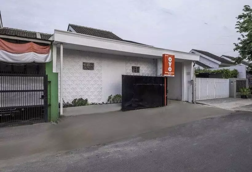 ホテル Oyo 2391 Baladewa Residence Syariah