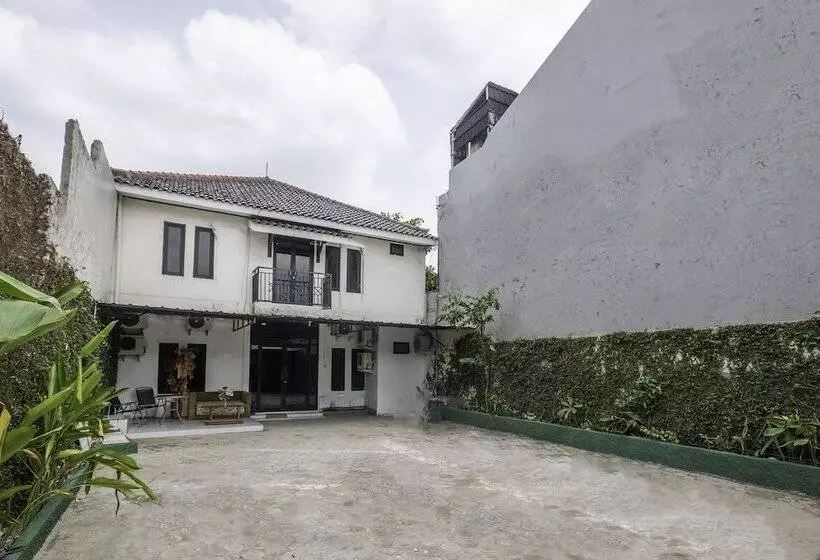 ホテル Oyo 2391 Baladewa Residence Syariah