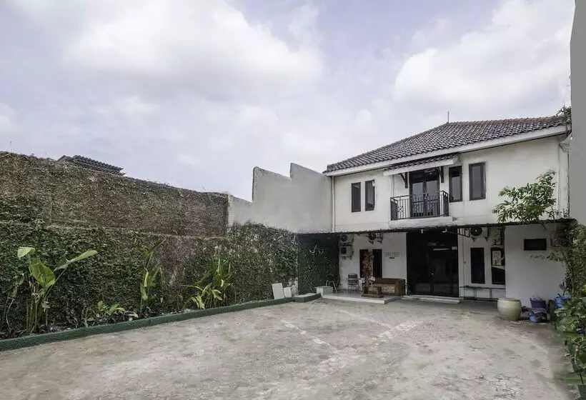 ホテル Oyo 2391 Baladewa Residence Syariah