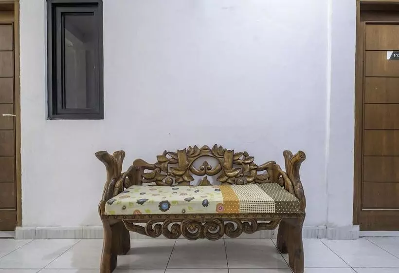 ホテル Oyo 2391 Baladewa Residence Syariah
