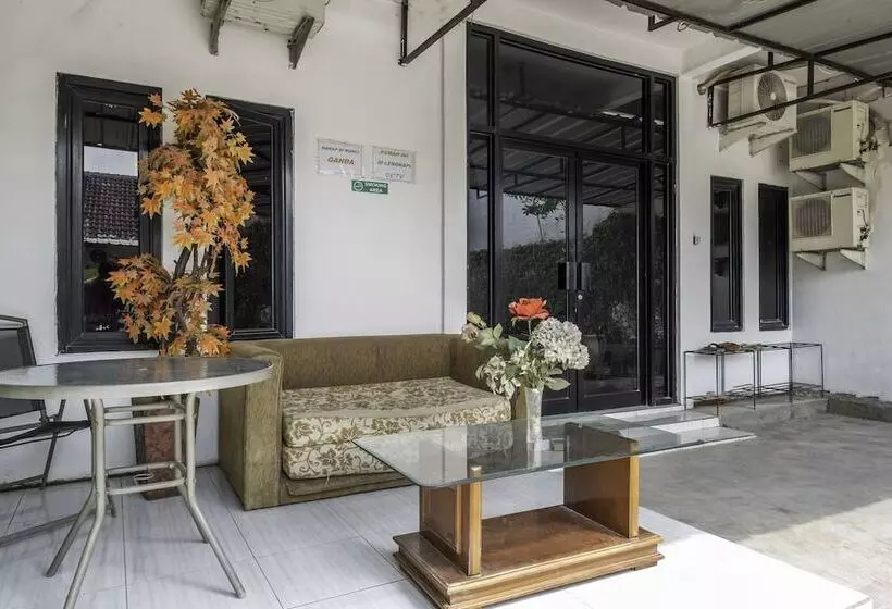 ホテル Oyo 2391 Baladewa Residence Syariah
