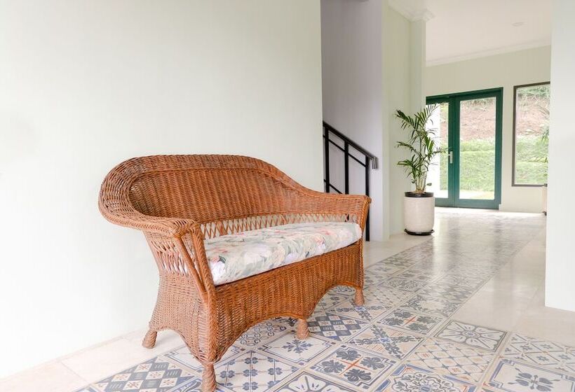 Отель Panorama İnn Residence Batu Mitra Reddoorz