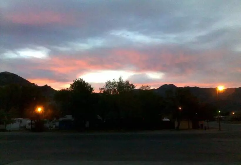 בית מלון כפרי Atomic Inn Beatty Near Death Valley