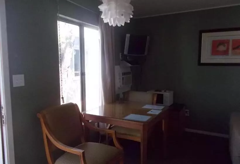 בית מלון כפרי Atomic Inn Beatty Near Death Valley