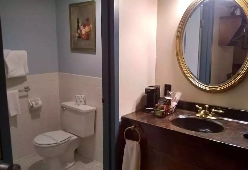 هتل The Charles Inn At Vacationland Inns