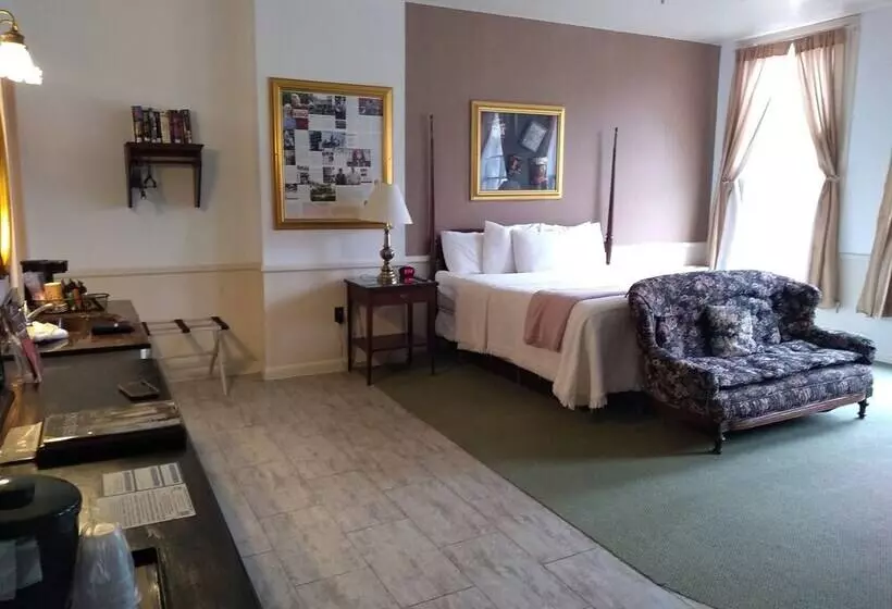 هتل The Charles Inn At Vacationland Inns